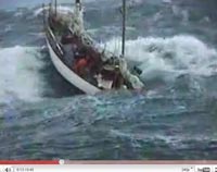 Парусная яхта в штормовом море